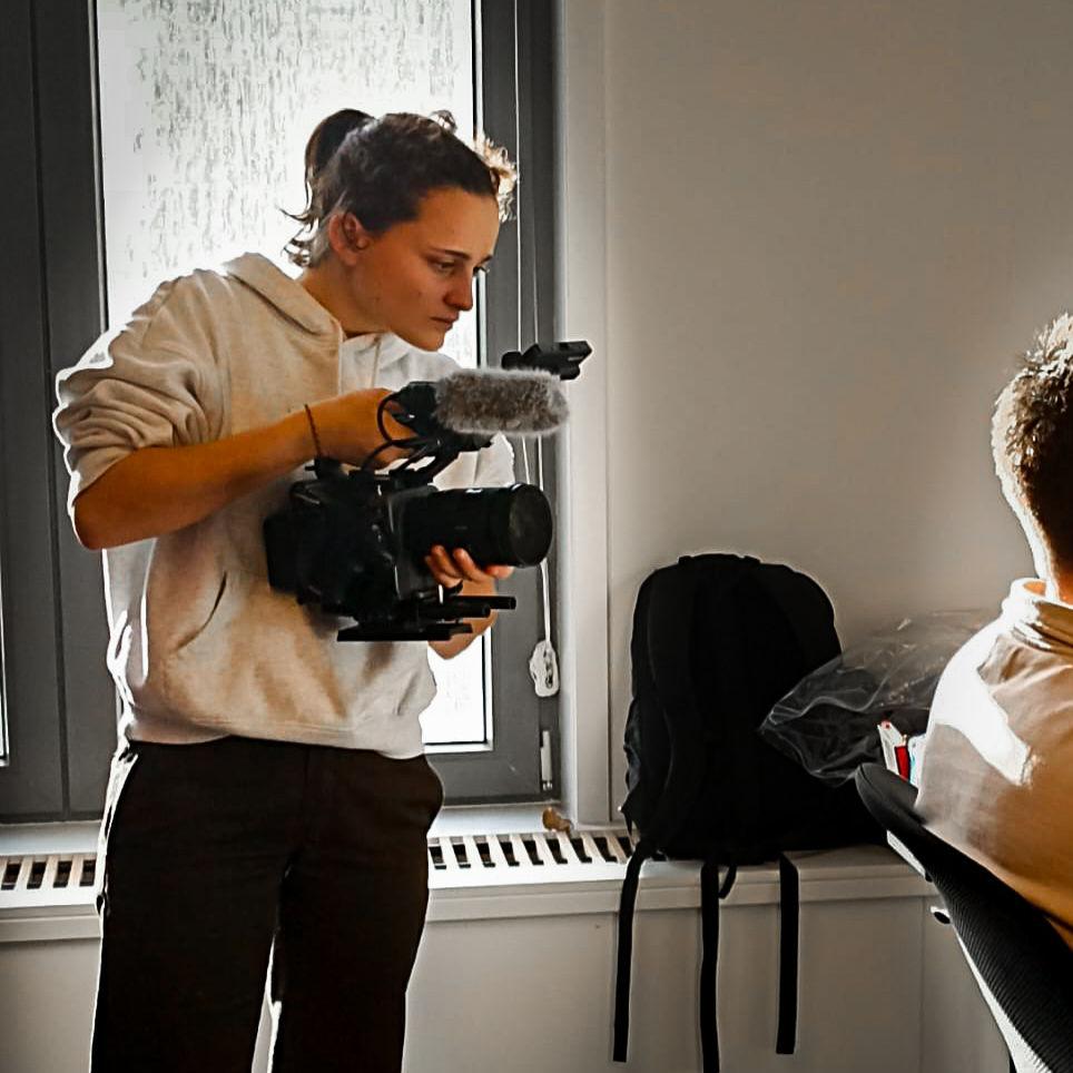 Fien Ost met een videocamera