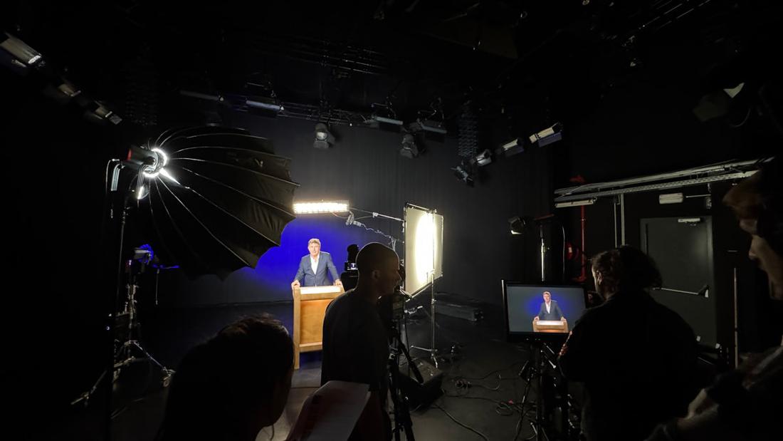 Opnames in een studio met lichten en camera